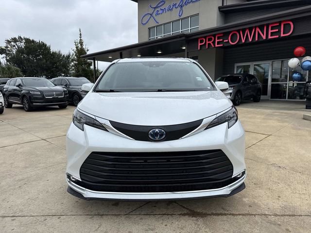 Used 2024 Toyota Sienna XLE image 3