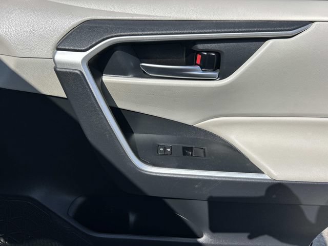 Used 2020 Toyota RAV4 XLE w/ Convenience Package FWD image 27