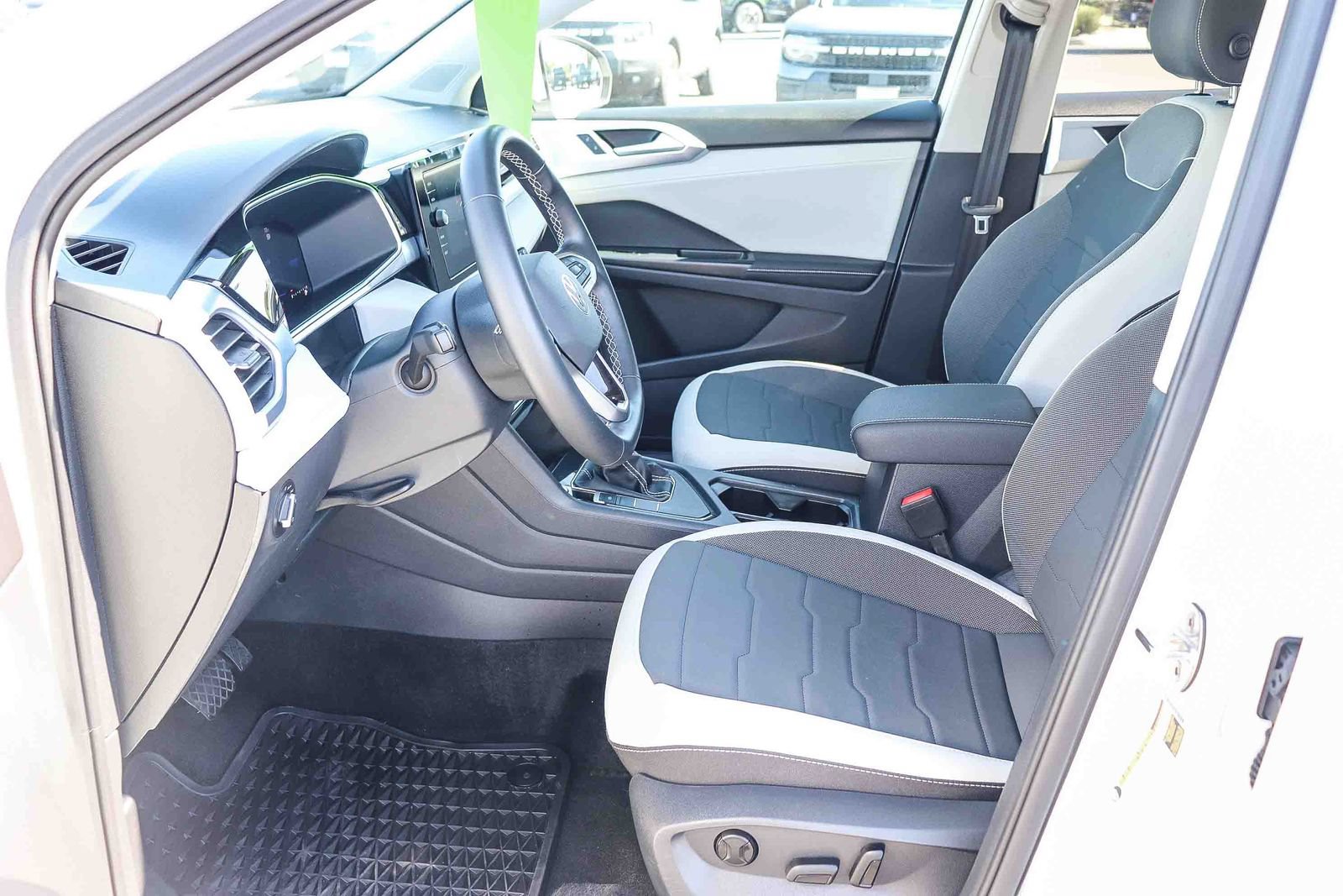 Used 2025 Volkswagen Taos SE w/ Panoramic Sunroof Package FWD image 18