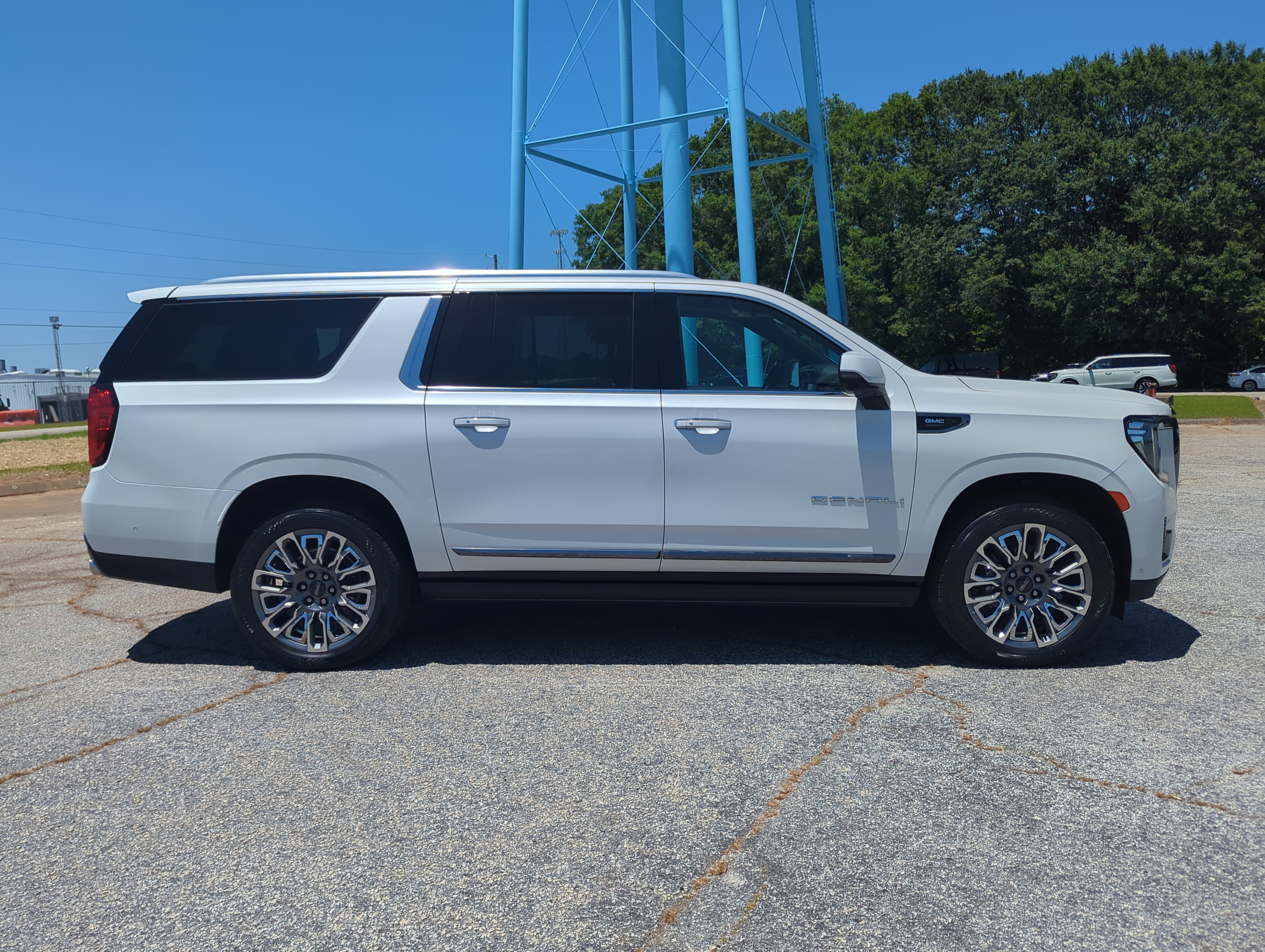 Used 2023 GMC Yukon XL Denali Ultimate AWD/4WD image 2