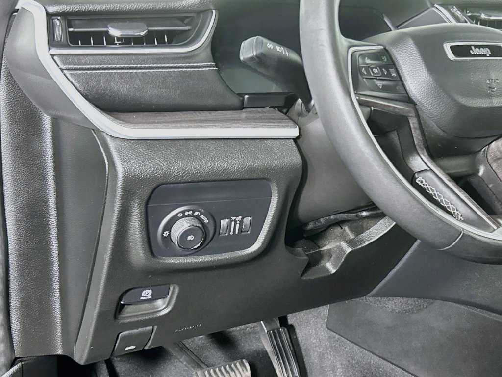 Used 2023 Jeep Grand Cherokee L Limited AWD/4WD image 12