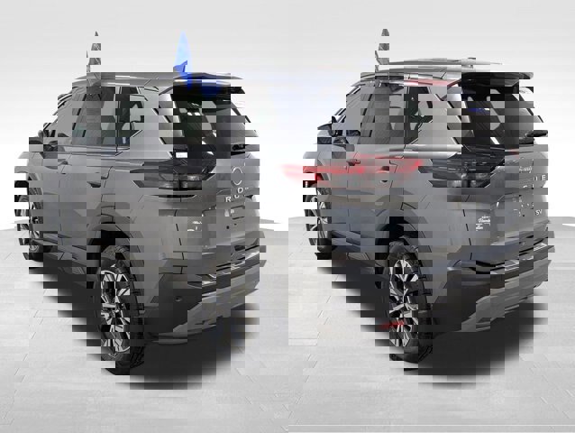 Used 2023 Nissan Rogue SV image 3