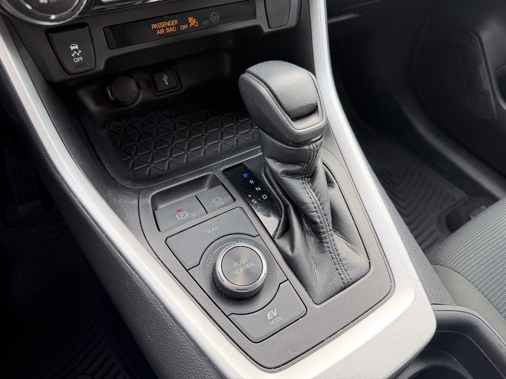 Used 2021 Toyota RAV4 LE image 22