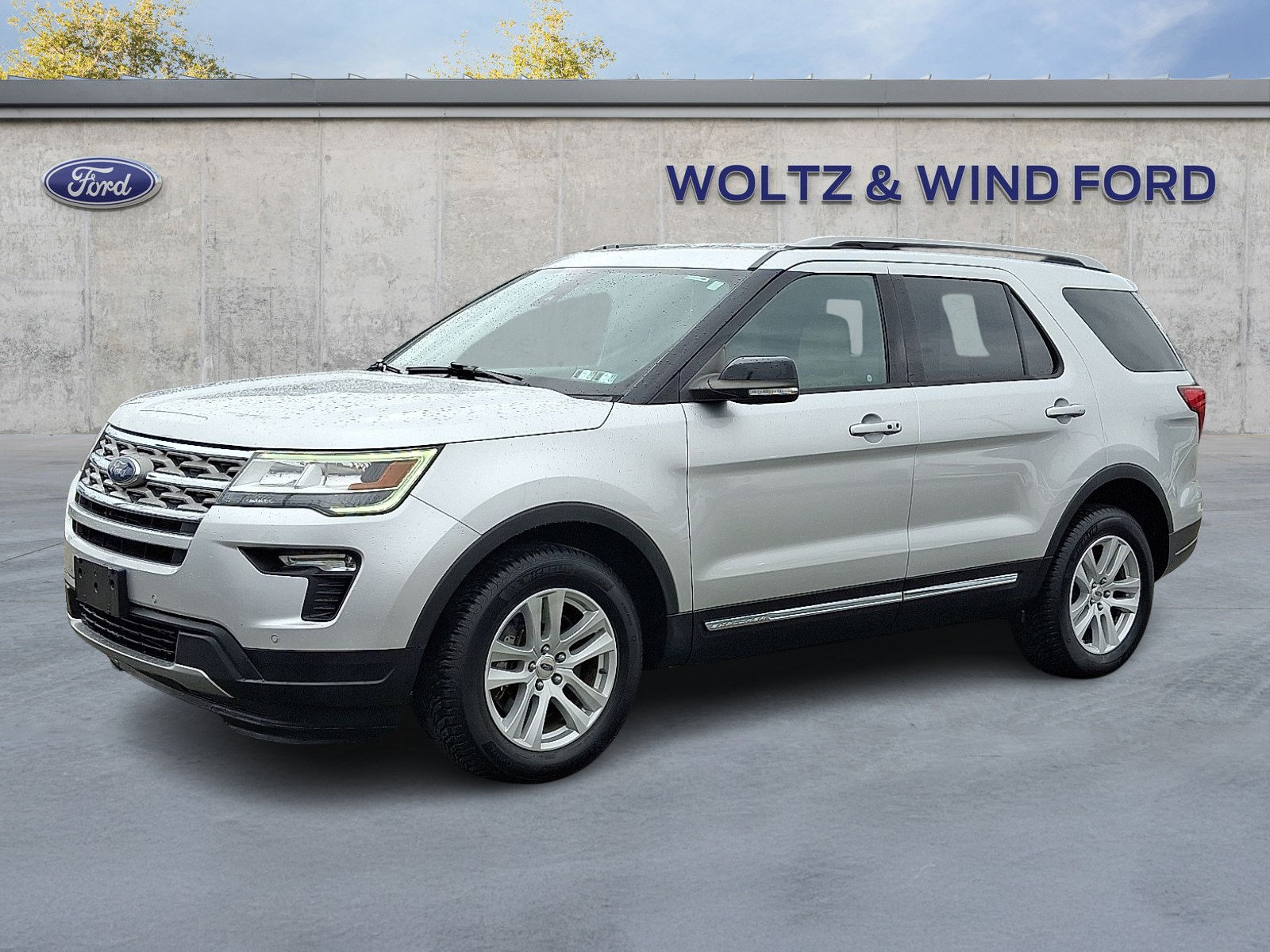 Certified 2018 Ford Explorer XLT w/ Equipment Group 202A AWD/4WD image 3