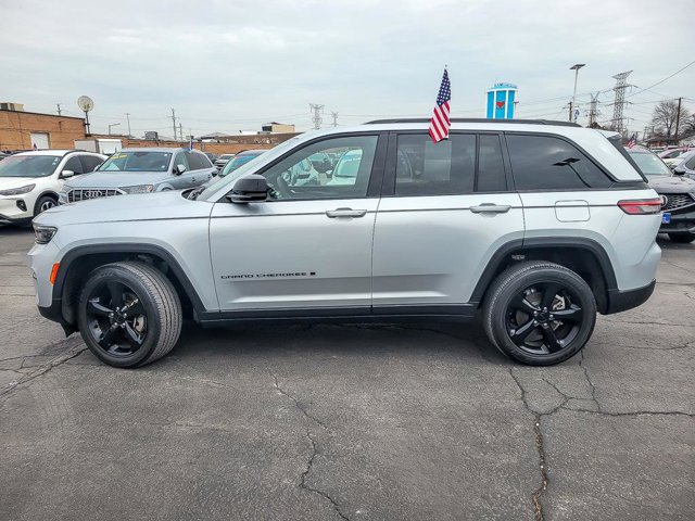 Used 2023 Jeep Grand Cherokee Altitude AWD/4WD image 6