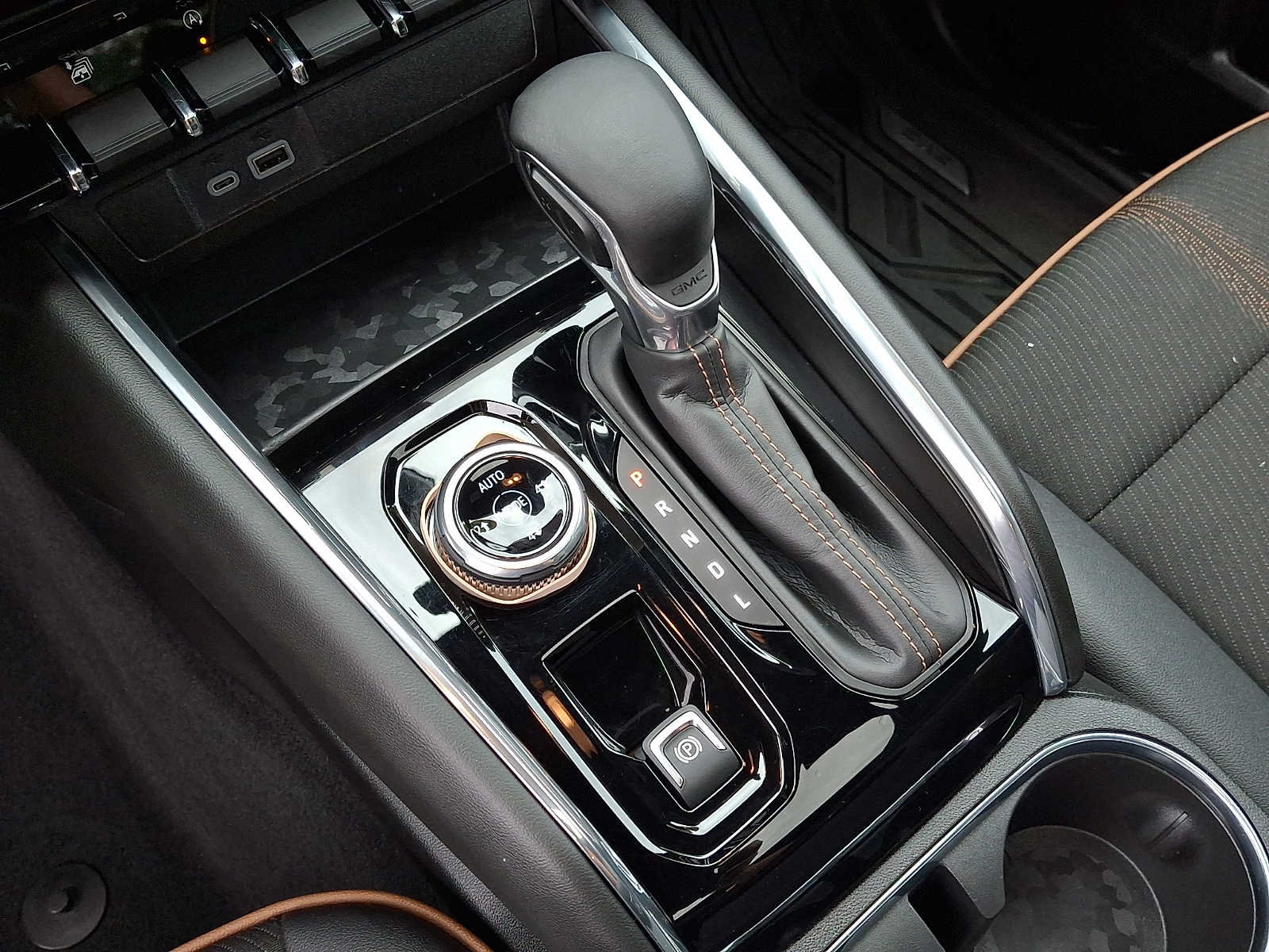 Used 2024 GMC Canyon AT4 AWD/4WD image 2