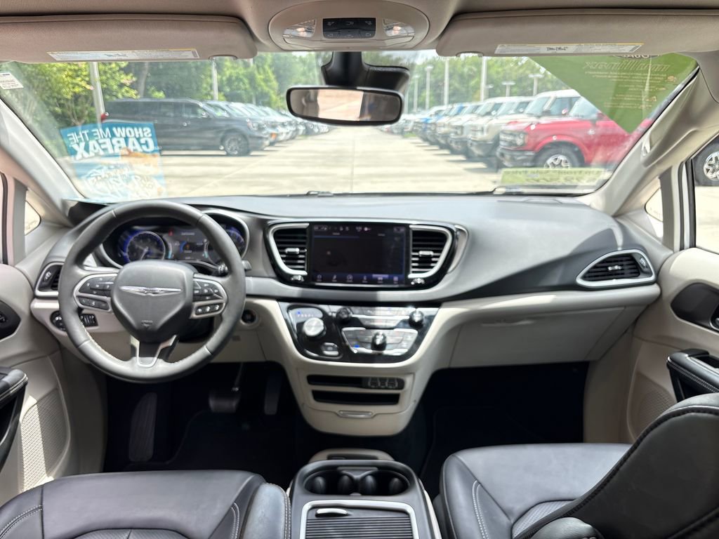 Used 2024 Chrysler Pacifica Touring-L FWD image 8