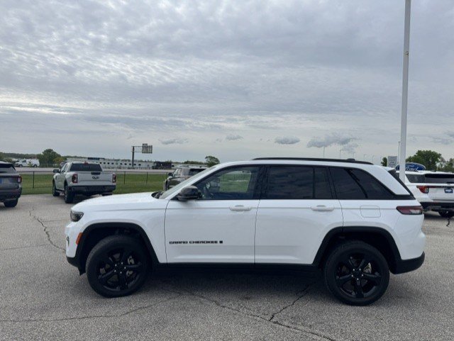 Used 2023 Jeep Grand Cherokee Altitude AWD/4WD image 6