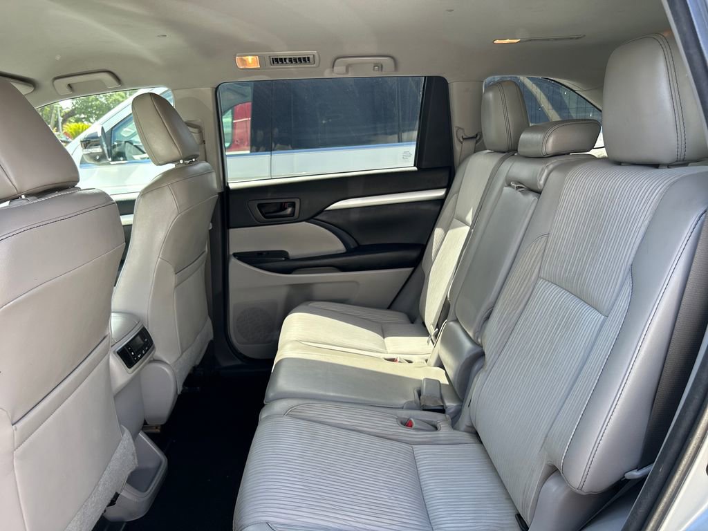 Used 2018 Toyota Highlander Plus FWD image 13