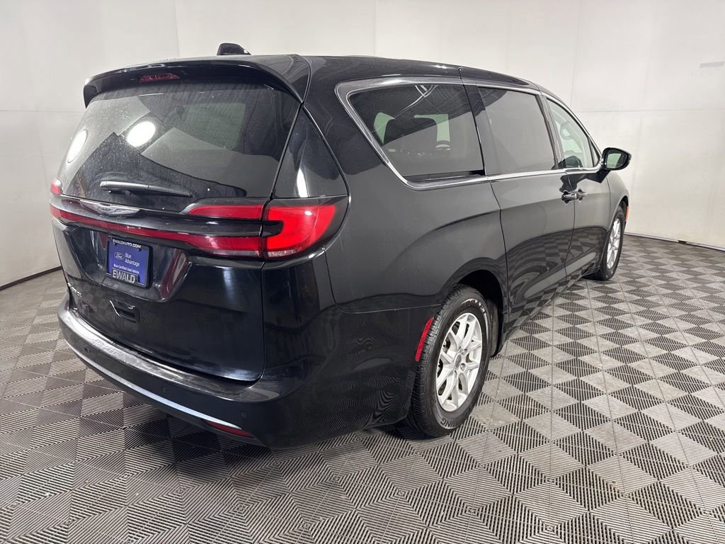 Used 2024 Chrysler Pacifica Touring-L image 5