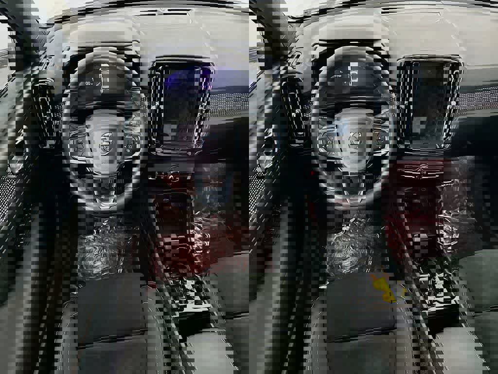 Used 2023 Volvo XC40 B5 Plus image 13