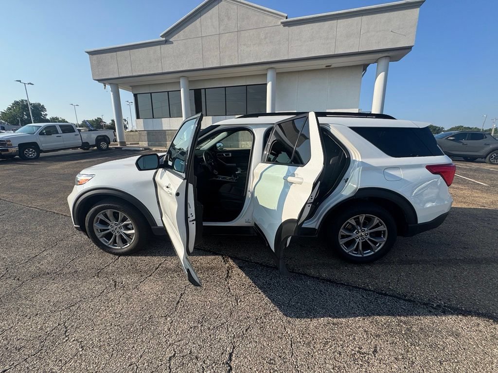 Certified 2022 Ford Explorer XLT w/ Equipment Group 202A AWD/4WD image 4