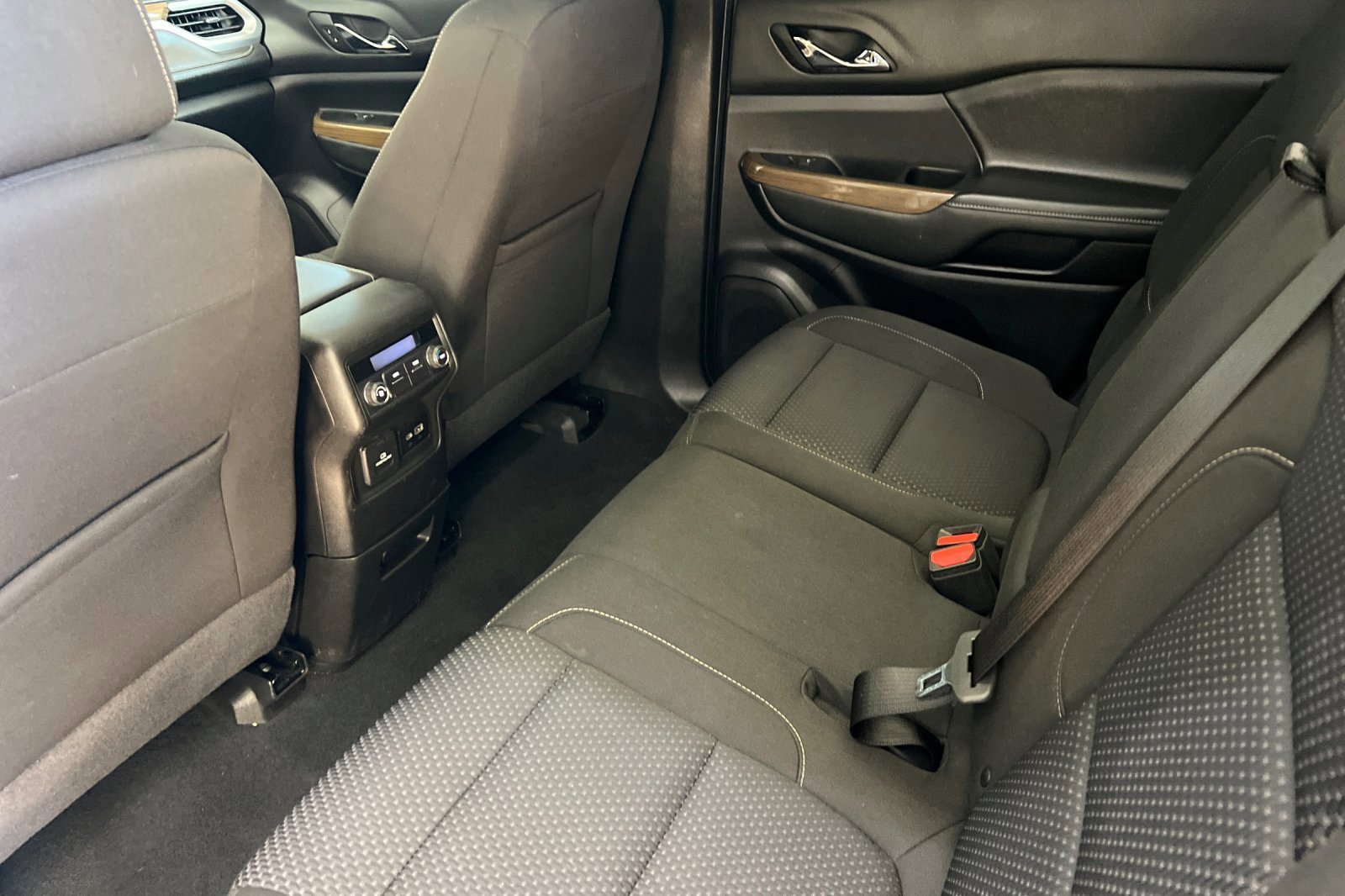 Used 2023 GMC Acadia SLE w/ Driver Convenience Package image 12