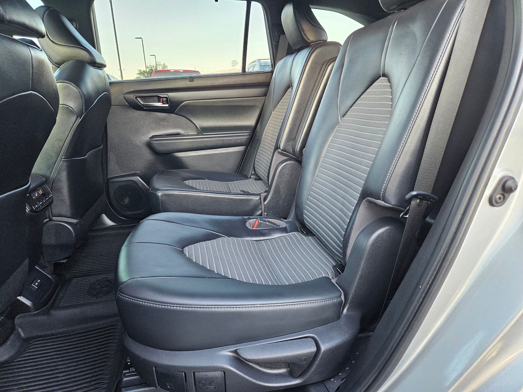 Used 2022 Toyota Highlander XSE AWD/4WD image 31