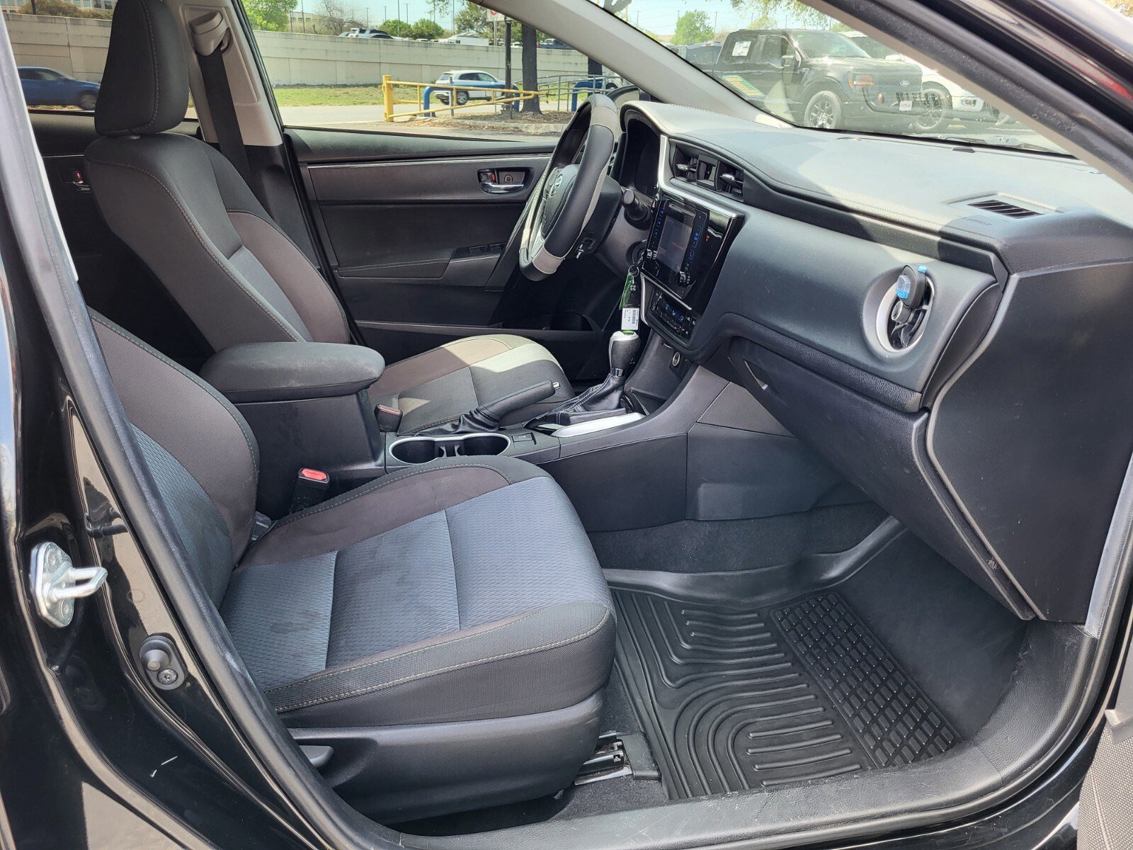 Used 2019 Toyota Corolla LE image 12