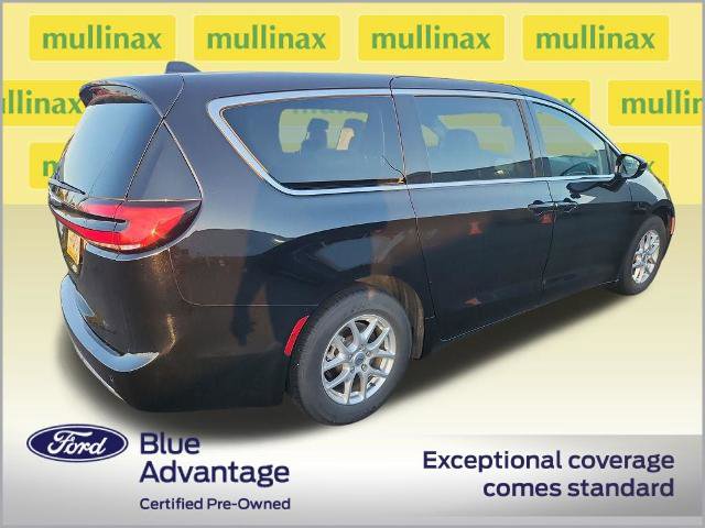 Used 2024 Chrysler Pacifica Touring-L image 3