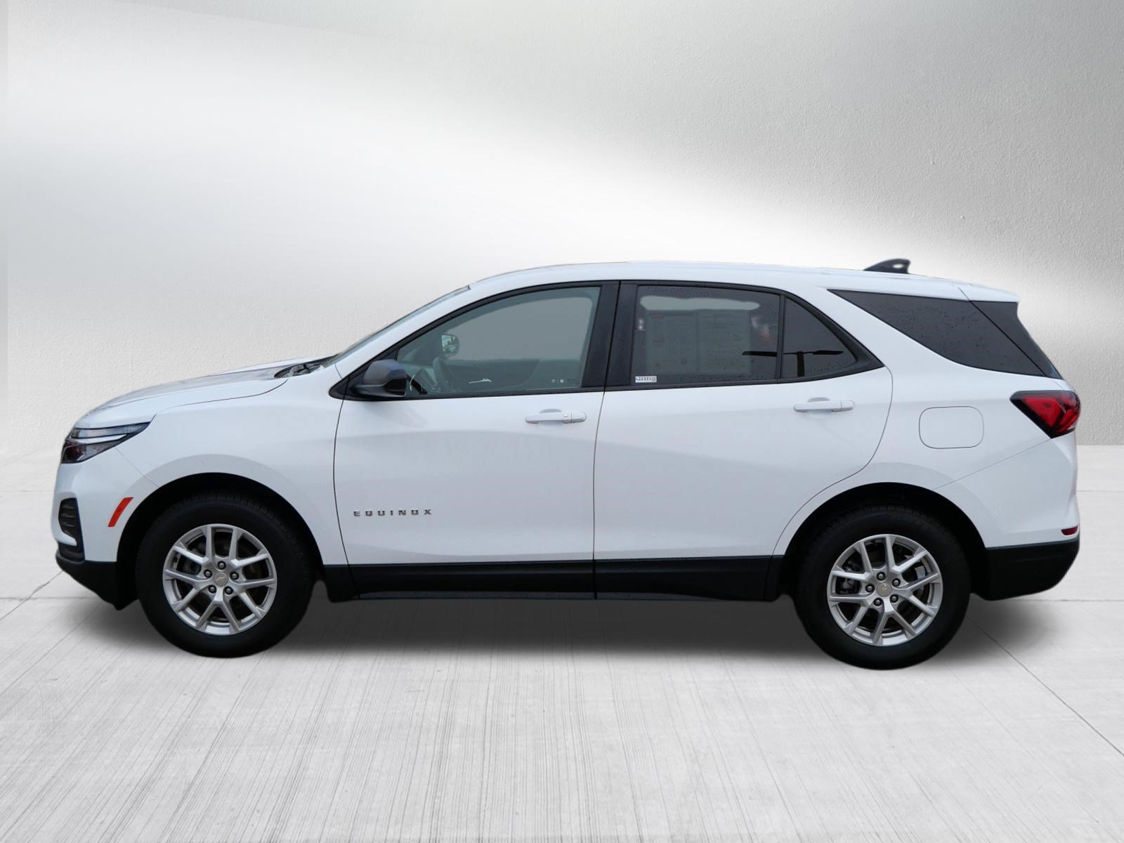Used 2023 Chevrolet Equinox LS w/ LS Convenience Package AWD/4WD image 4