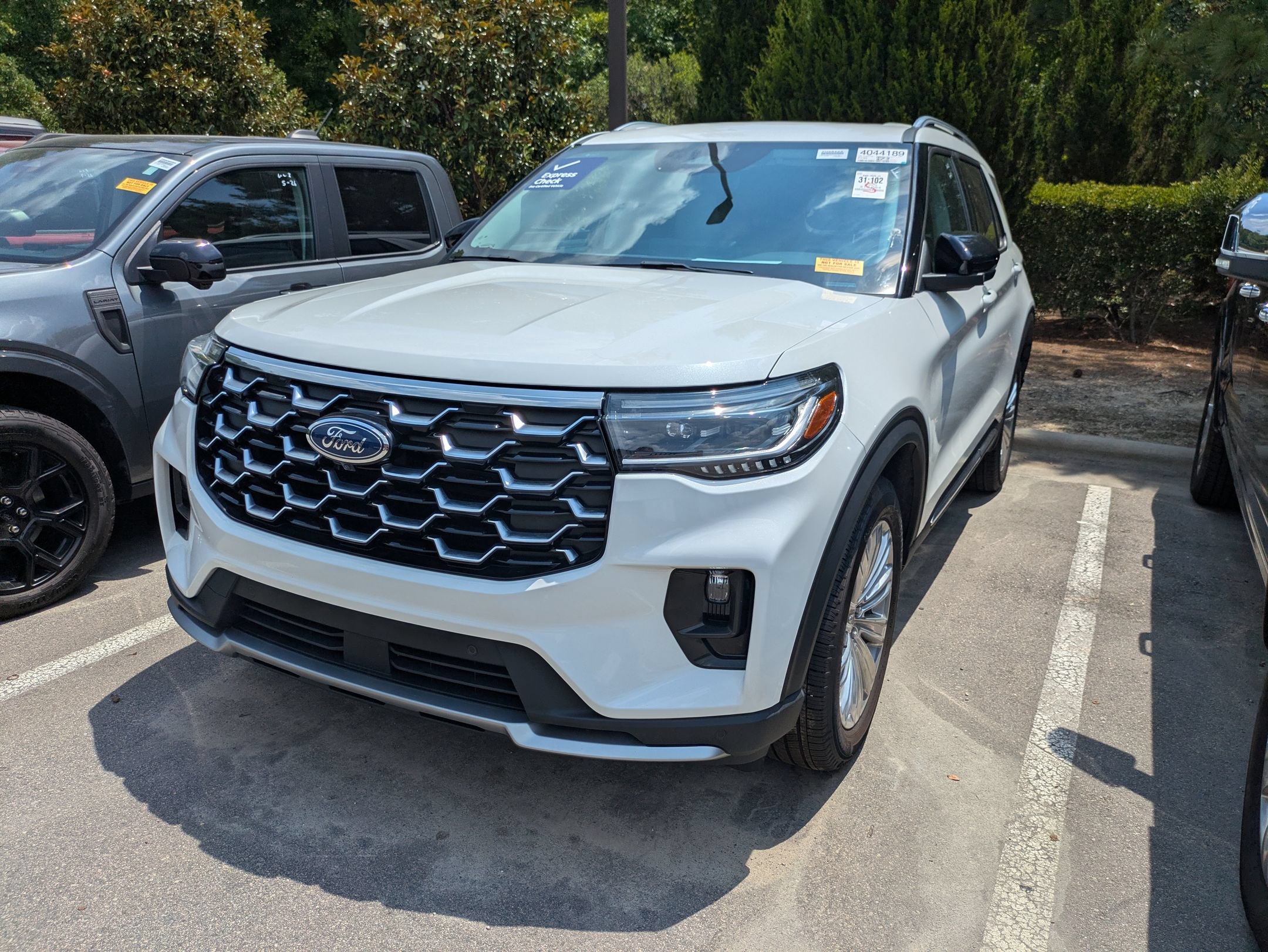 Certified 2025 Ford Explorer Platinum w/ LUX Leather Package AWD/4WD image 3