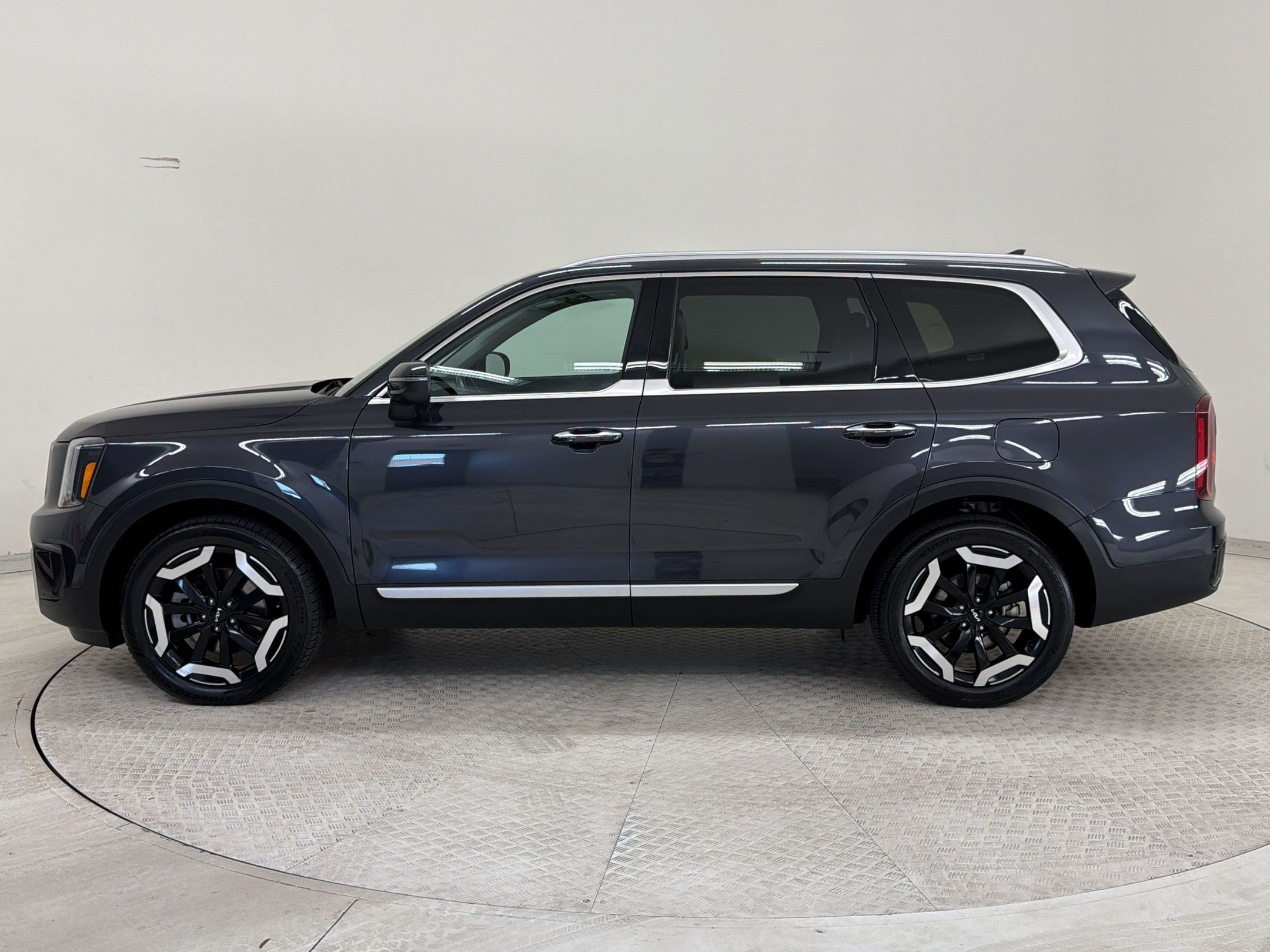 Used 2025 Kia Telluride S FWD image 2