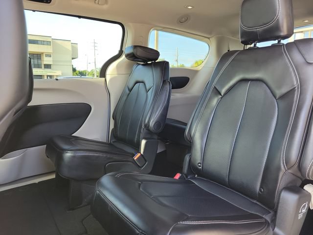 Used 2024 Chrysler Pacifica Touring-L FWD image 15
