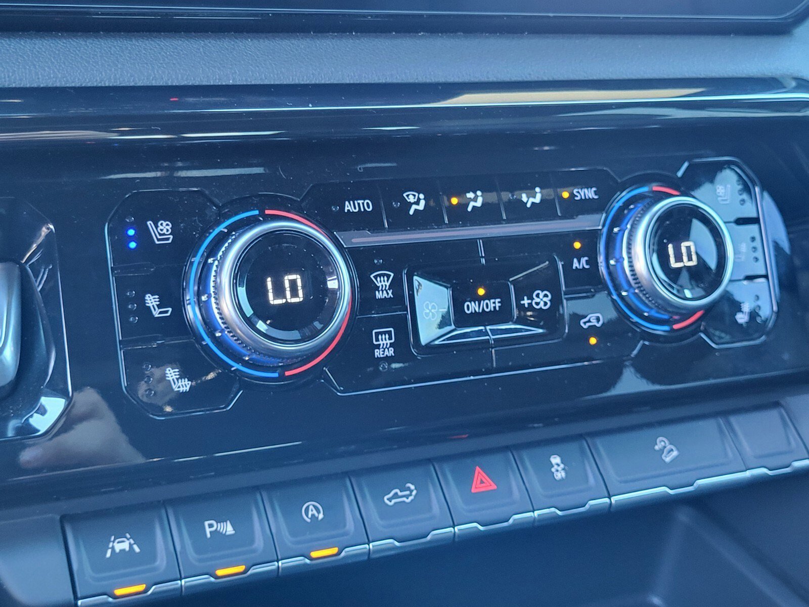 Used 2025 GMC Sierra 1500 AT4 w/ AT4 Premium Package image 24