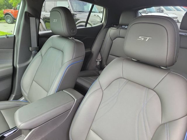 Used 2024 Buick Envista Sport Touring w/ Convenience I Package FWD image 5