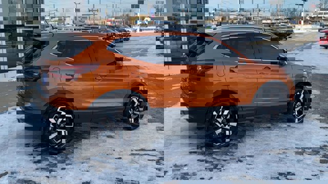 Used 2022 Nissan Rogue Sport SL w/ Premium Package image 2