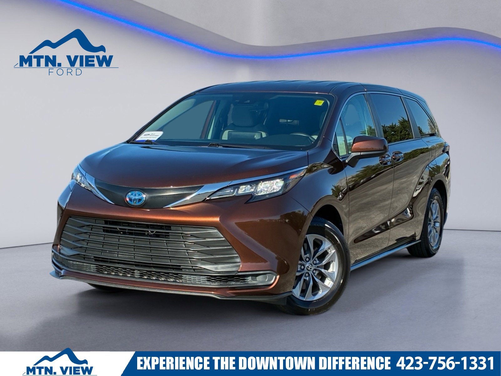 Used 2024 Toyota Sienna LE FWD image 1