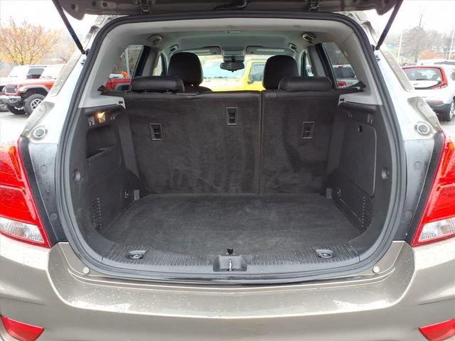 Used 2022 Chevrolet Trax LT w/ LT Convenience Package image 12