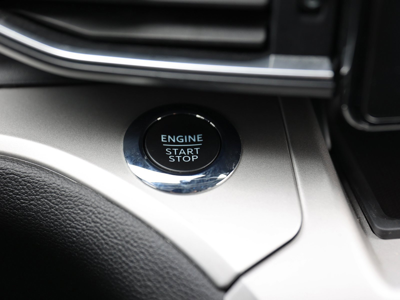 Certified 2022 Ford Explorer XLT w/ Equipment Group 202A image 29