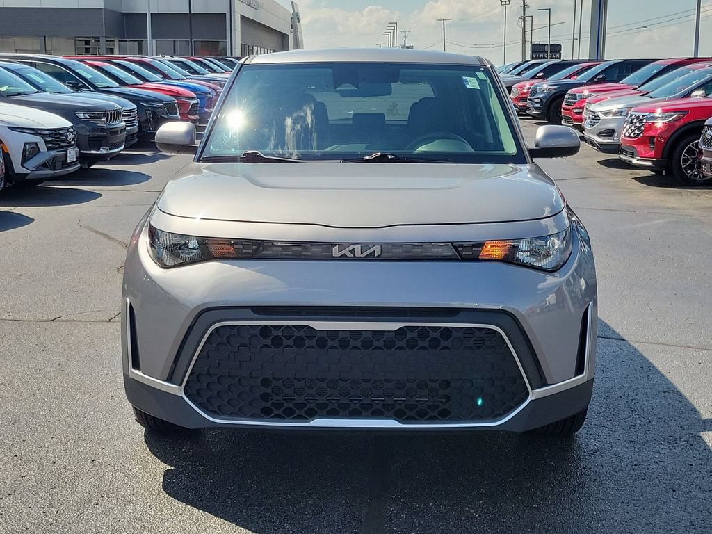 Used 2025 Kia Soul LX w/ LX Technology Package FWD image 2