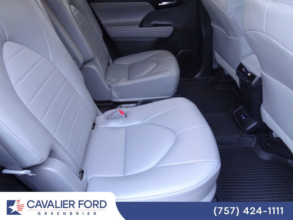 Used 2022 Toyota Highlander XLE AWD/4WD image 11