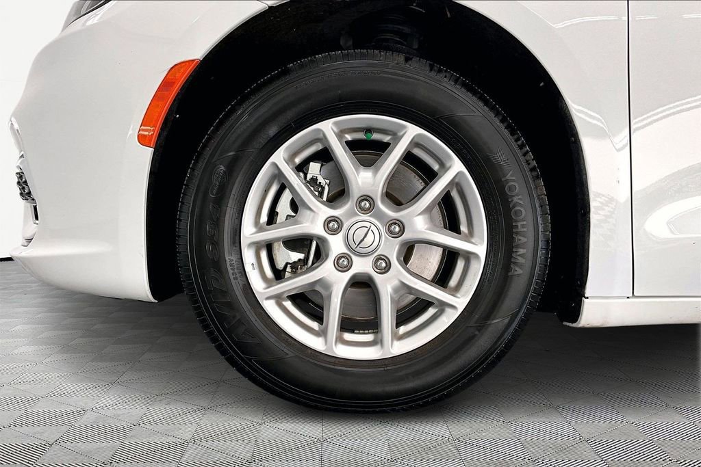 Used 2025 Chrysler Pacifica Select image 11