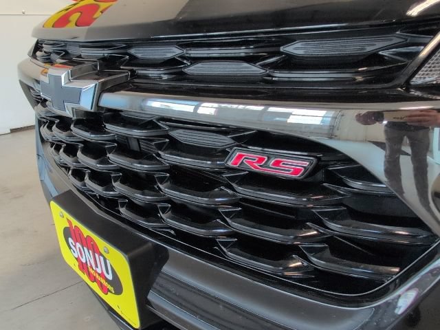 Used 2025 Chevrolet Trax RS w/ Sunroof Package FWD image 9