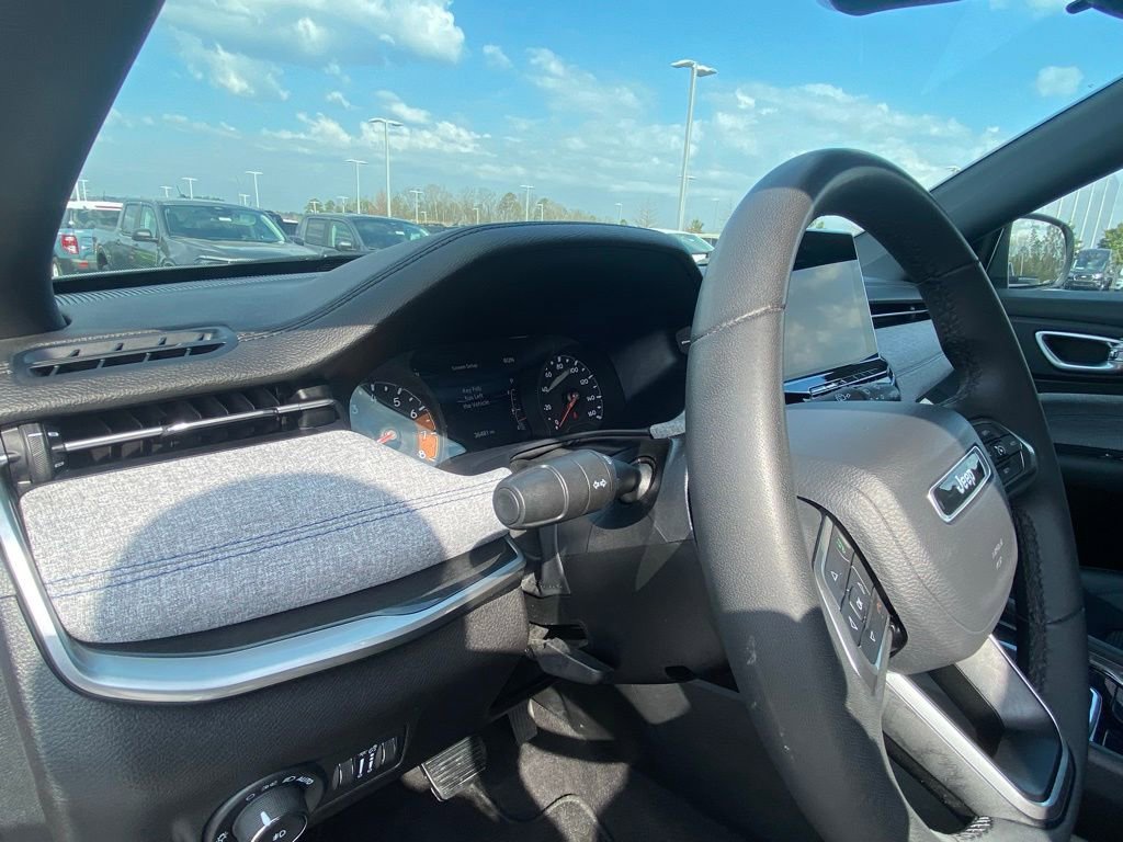 Used 2024 Jeep Compass Latitude image 9