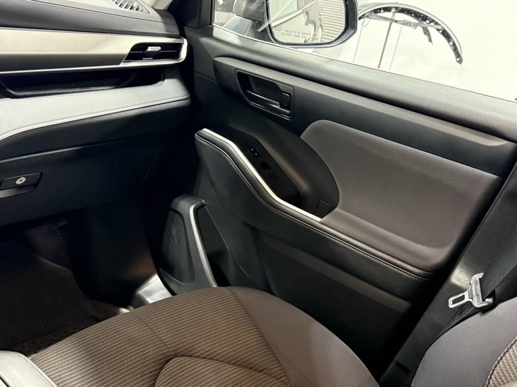 Used 2023 Toyota Highlander L image 12