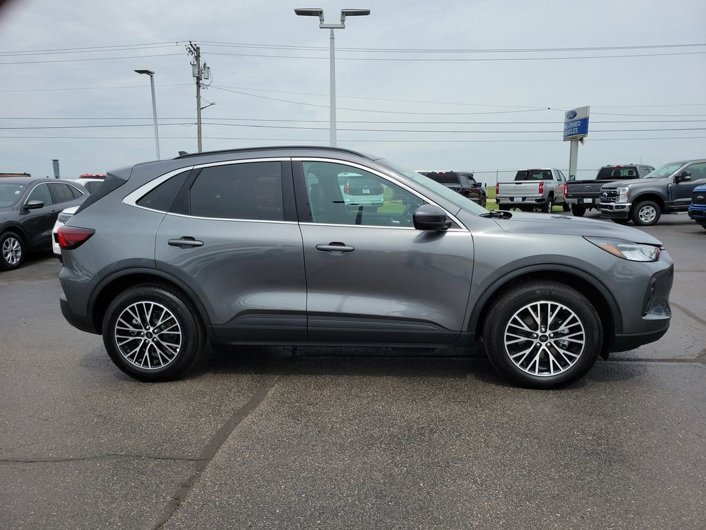 Certified 2025 Ford Escape SE FWD image 3