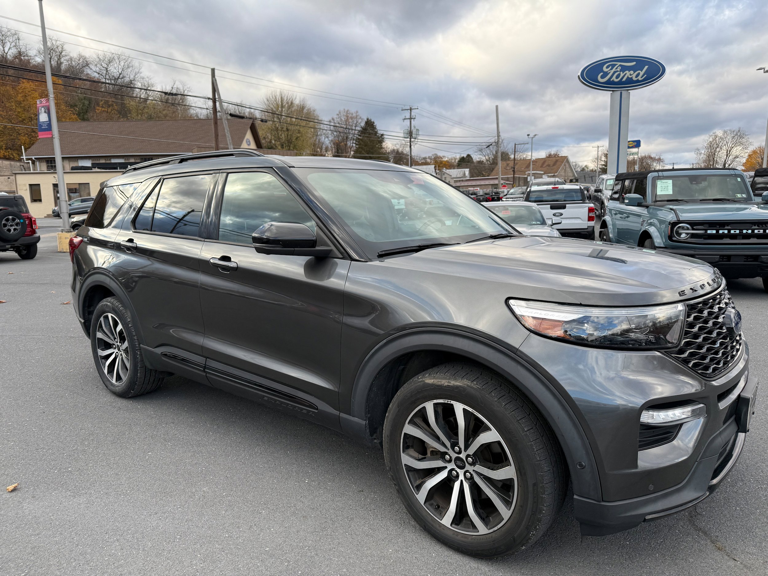Certified 2020 Ford Explorer ST w/ Premium Technology Package AWD/4WD image 3