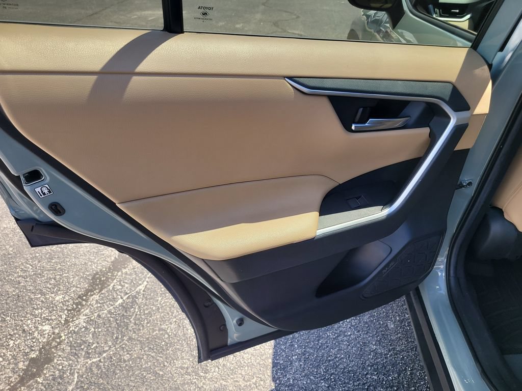 Used 2020 Toyota RAV4 XLE Premium FWD image 10