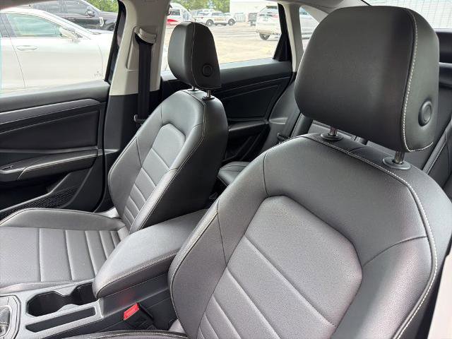 Used 2023 Volkswagen Jetta SE w/ Panoramic Sunroof Package FWD image 10