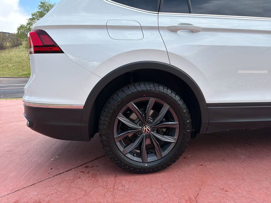 Used 2022 Volkswagen Tiguan SE AWD/4WD image 38