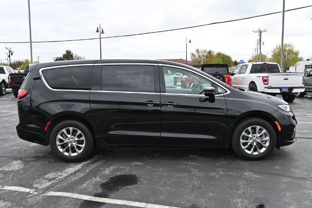 Used 2024 Chrysler Pacifica Touring-L AWD/4WD image 8