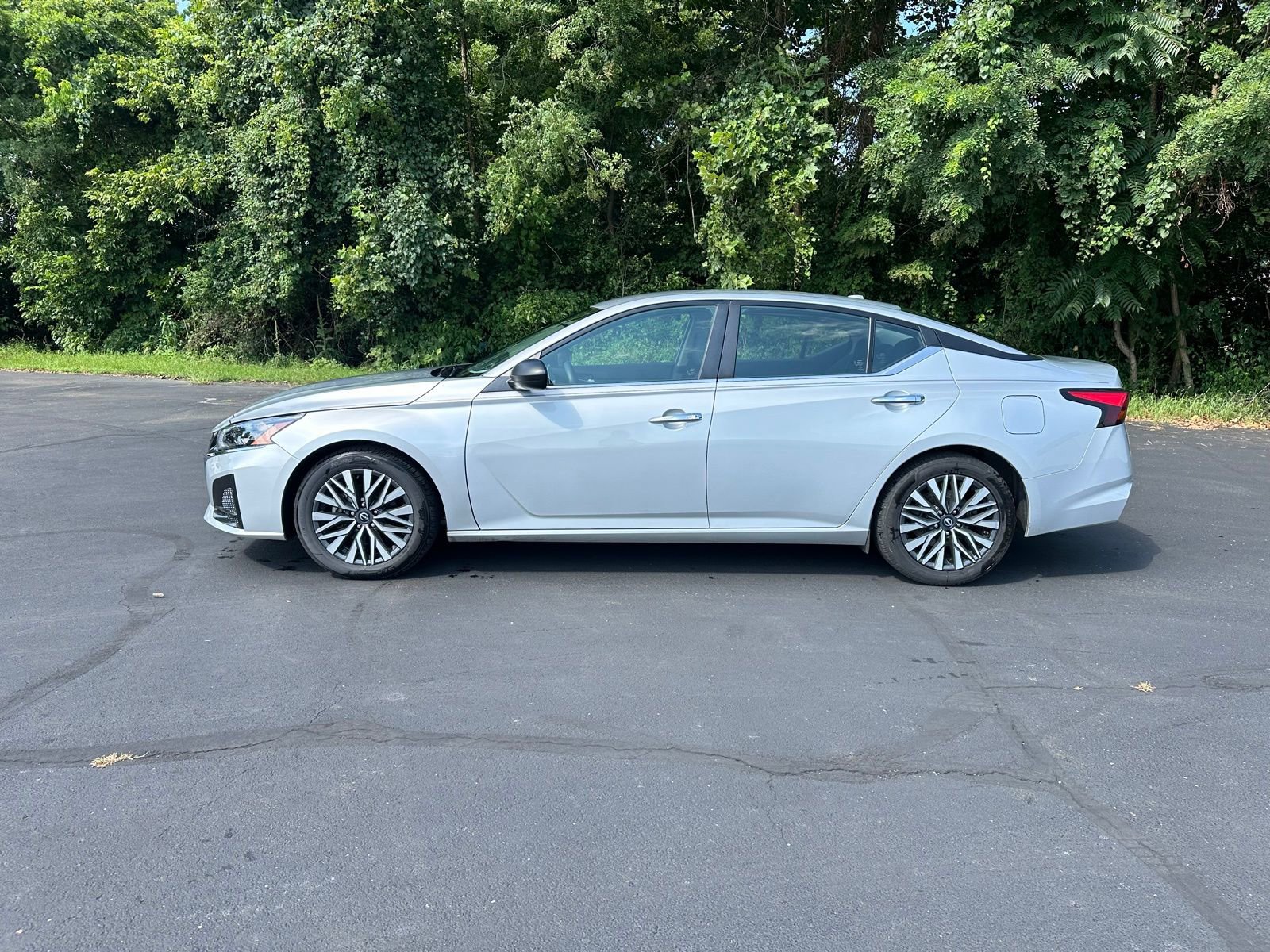 Used 2024 Nissan Altima 2.5 SV image 1