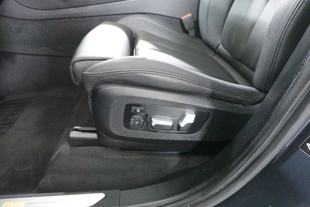 Used 2022 BMW X5 xDrive40i w/ Parking Assistance Package AWD/4WD image 11