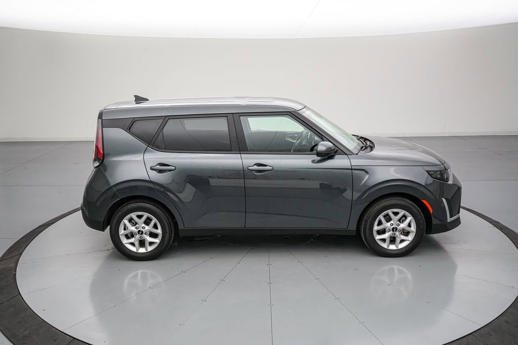 Used 2025 Kia Soul LX FWD image 4