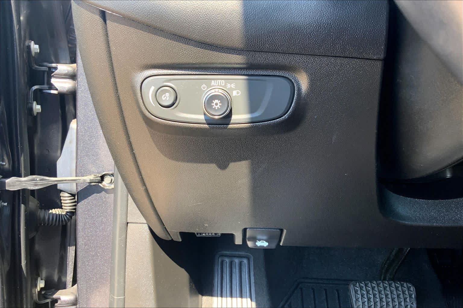 Used 2022 Chevrolet Equinox RS w/ RS Leather Package FWD image 36