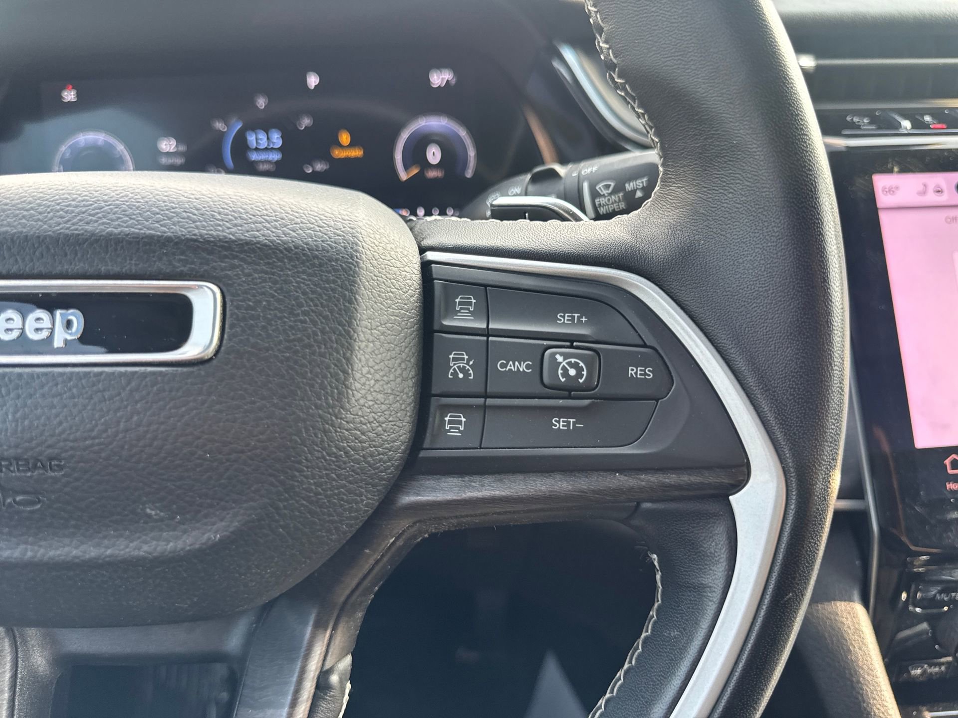 Used 2022 Jeep Grand Cherokee L Limited w/ Black Appearance Package image 25