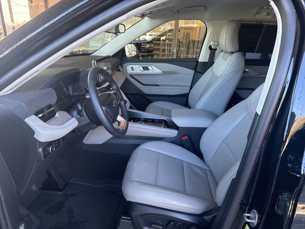 Certified 2025 Ford Explorer Active w/ Active Comfort Package image 8