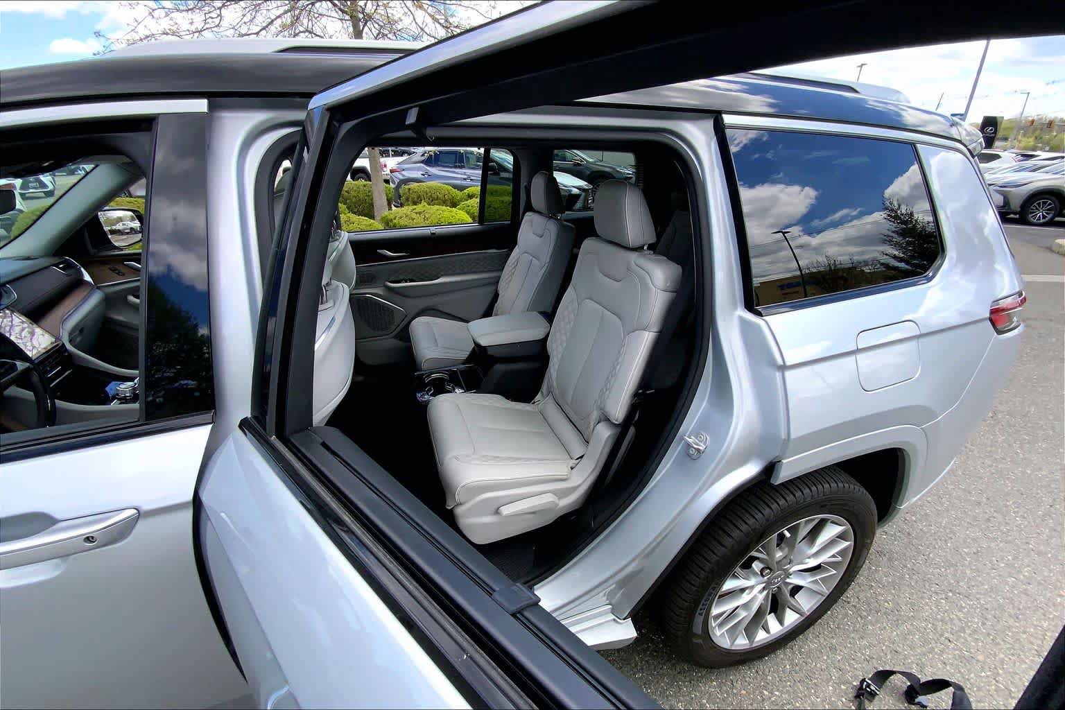 Used 2023 Jeep Grand Cherokee L Summit w/ Luxury Tech Group V AWD/4WD image 21