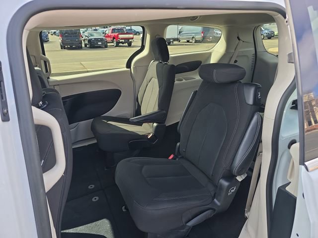Used 2022 Chrysler Voyager LX image 22